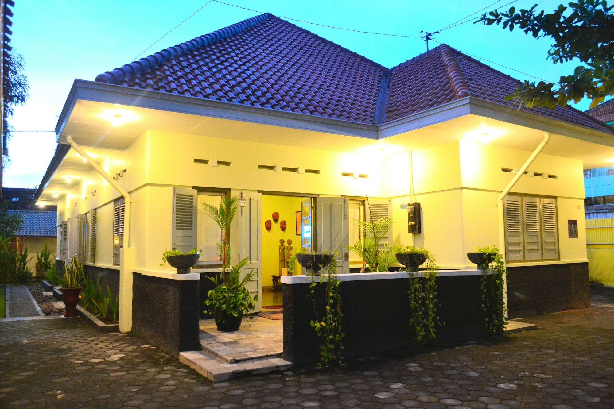 The Kresna Hotel Jogjakarta Buitenkant foto